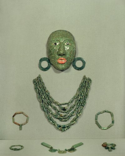 Calakmul begrafenismasker met kraag en oorbellen, Yucatán-schiereiland, Mexico Laat-Klassieke Periode (600-900 AD) door Mayan